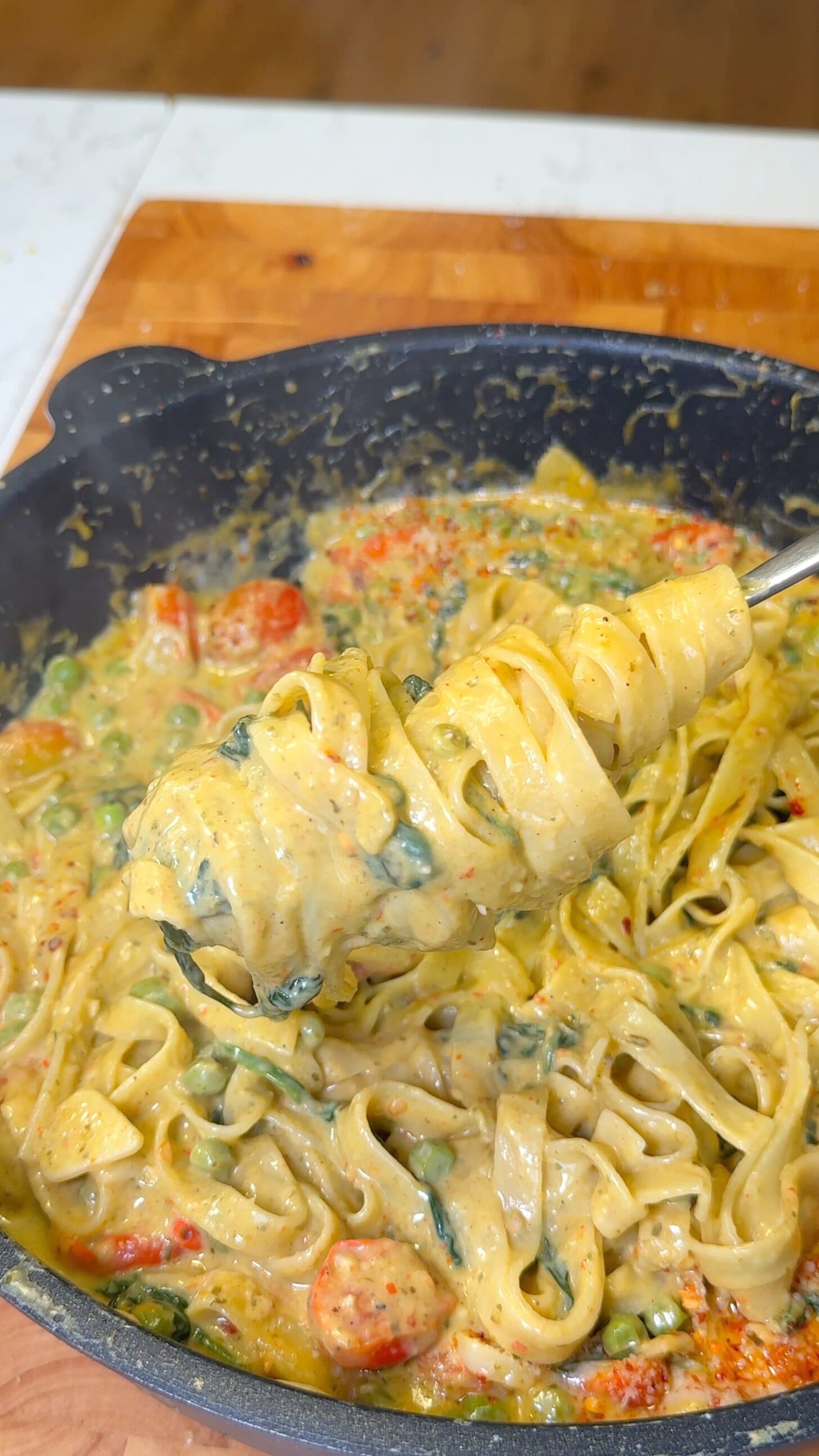 One-Pot Creamy Pesto Pasta with Tagliatelle and Cherry Tomatoes