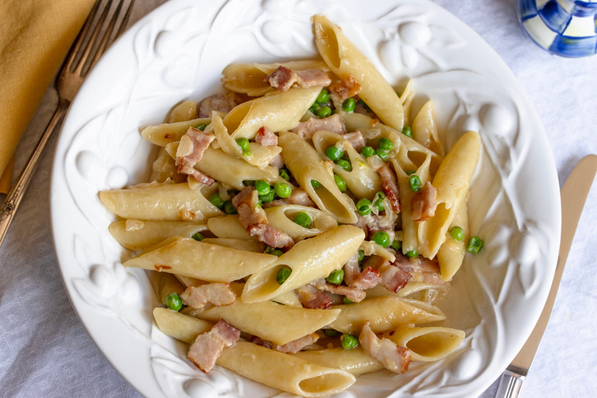 Creamy Penne Pasta with Peas and Bacon: A Quick Weeknight Meal