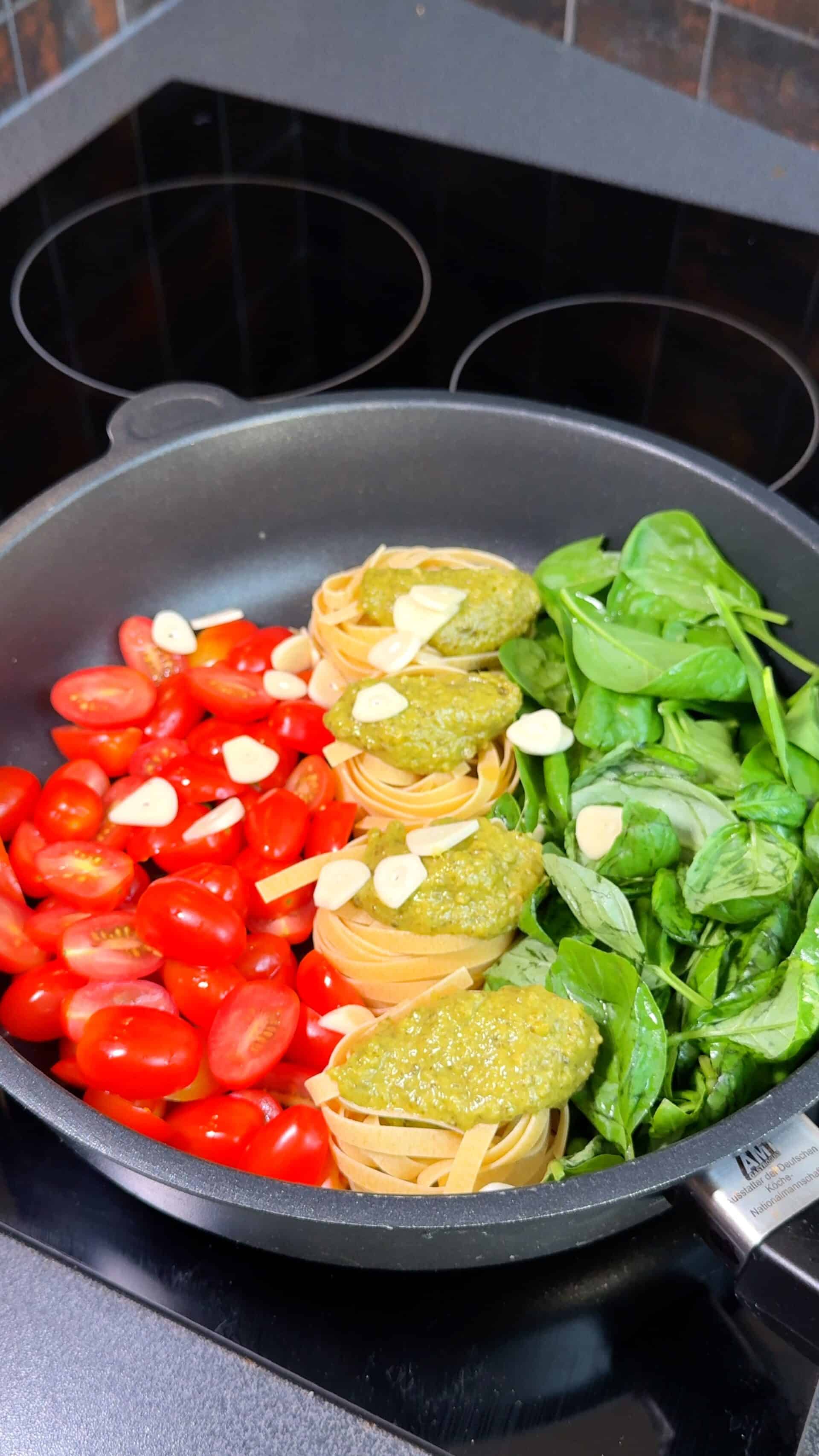 One-Pot Creamy Pesto Pasta with Tagliatelle and Cherry Tomatoes