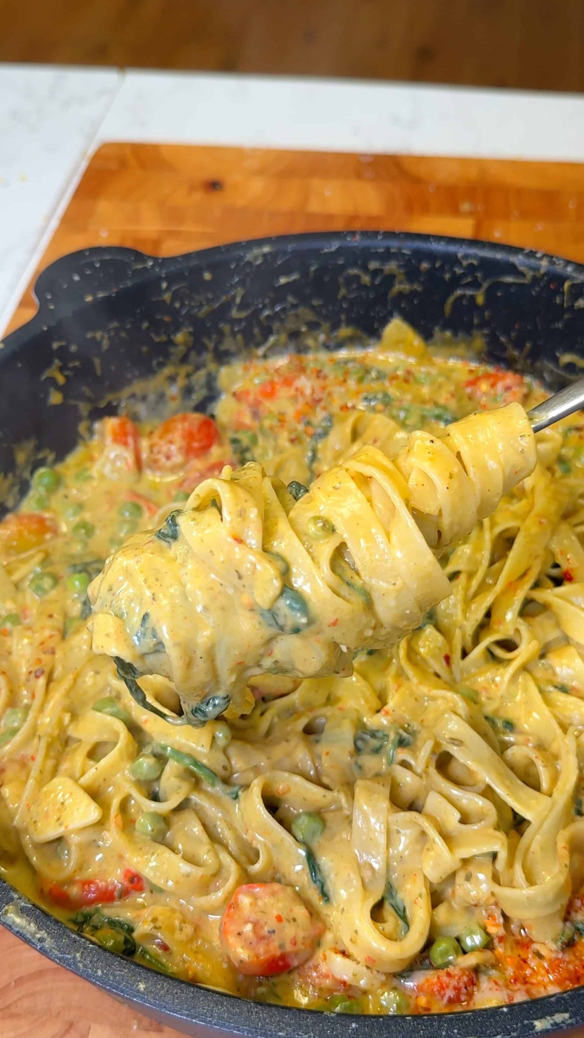 One-Pot Creamy Pesto Pasta with Tagliatelle and Cherry Tomatoes