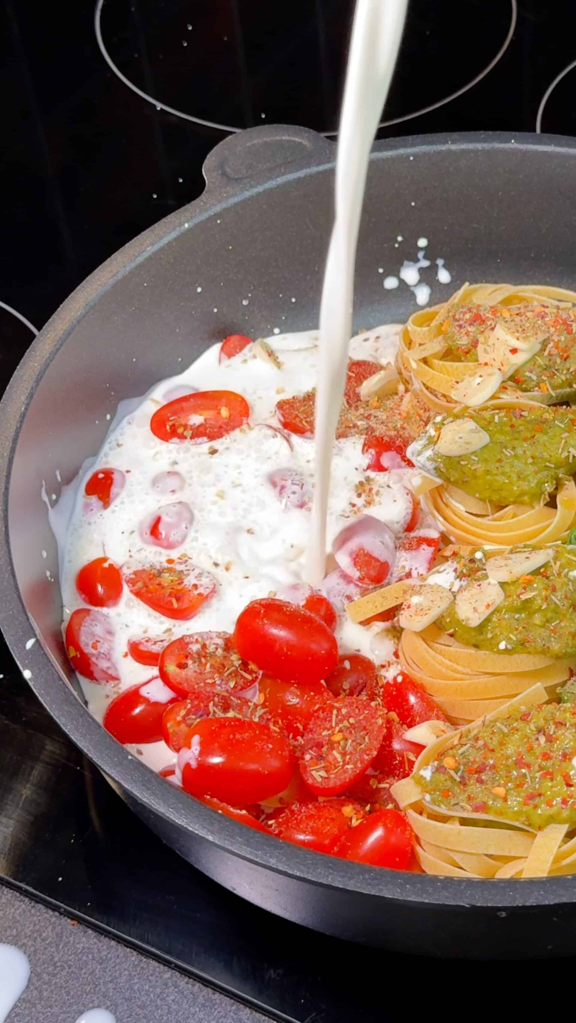 One-Pot Creamy Pesto Pasta with Tagliatelle and Cherry Tomatoes